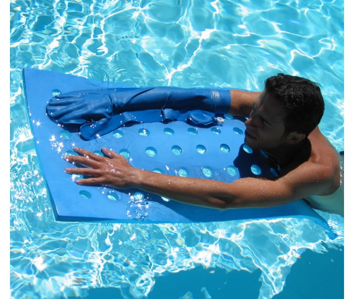 Homme qui se baigne dans une piscine avec un protège-plâtre au bras