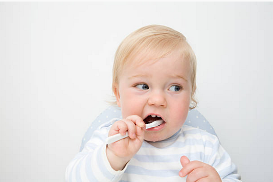 Premières dents : comment en prendre soin et éviter les caries ?