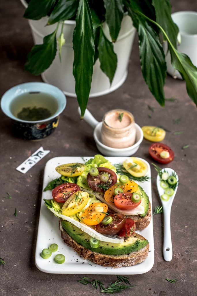 Une salade composée dans un restaurant